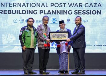 Dr. Dzulkefly Ahmad dan Presiden Majlis Perundingan Pertubuhan Islam Malaysia (Mapim), Mohd.Azmi Abdul Hamid (dua dari kanan), bergambar  dengan  salah seorang penyumbang pada Majlis Makan Malam Amal Tabung Pembangunan Semula Gaza, di sebuah hotel di Shah Alam, malam tadi. -UTUSAN/SHIDDIEQIIN ZON