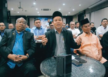 ZULKIFLI Mohammed (dua dari kanan) bercakap dalam sidang akhbar selepas Bengkel Pengurusan Kesatuan Sekerja 2024 di Banda Hilir, Melaka semalam. – UTUSAN/AMRAN MULUP