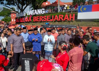 Anwar Ibrahim mengadakan lawatan ke kawasan Car Free Zone untuk melihat kemeriahan sempena Tahun Melawat Melaka 2024 di Bandar Hilir, Melaka semalam. UTUSAN/SYAFEEQ AHMAD