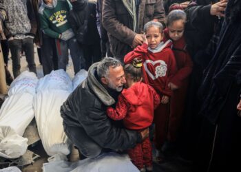 Seorang bapa memeluk anaknya selepas mengecam ahli keluarganya yang terbunuh akibat serangan Israel di Hospital al-Najjar, Gaza, semalam. -AFP