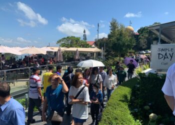 ORANG ramai membanjiri puncak Gunung Jerai untuk merasai udara yang nyaman berikutan fenomena El Nino yang melanda negeri Kedah sekarang. UTUSAN/JAMLIAH ABDULLAH