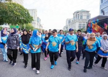 DR. ZALIHA Mustafa ketika menyertai Program Berjalan Sihat@Putrajaya di Dataran Putrajaya semalam. – 
UTUSAN/FAIZ ALIF ZUBIR