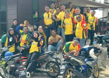 Anggota dan pegawai Angkatan Pertahanan Awam Malaysia (APM) Daerah Baling bergambar  sebelum memulakan perjalanan ketika Majlis Pelepasan ‘Ride Muhibbah’, di pekarangan pejabat APM Daerah, baru-baru inI.