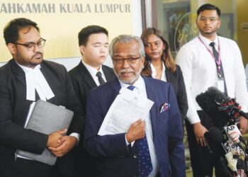 Muhammad Shafee Abdullah bercakap berhubung isu pengampunan hukuman Najib Tun Razak dalam sidang akhbar di Kompleks Mahkamah Kuala Lumpur semalam. – UTUSAN/FAUZI BAHARUDIN