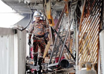 Pegawai bomba melakukan kerja-kerja siasatan bagi mengenal pasti punca kebakaran yang berlaku di Blok 70, Perumahan Awam Sri Sabah, Cheras semalam. – UTUSAN/SHIDDIEQIIN ZON