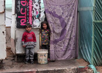 Kanak-kanak Palestin menjadi pelarian di Rafah akibat serangan tentera Israel yang mengorbankan ibu bapa dan juga memusnahkan kediaman mereka di Gaza. – AFP