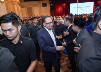 Anwar Ibrahim bersalaman dengan kakitangan awam selepas Majlis Perjumpaan Jabatan Perdana Menteri Bagi Bulan Februari 2024 di Puspanitapuri, Putrajaya semalam. – UTUSAN/FAISOL MUSTAFA