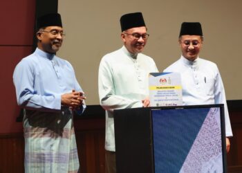 Anwar Ibrahim ketika pelancaran 'E-Book' Malaysia Madani Teras Kelestarian Kewangan Sosial Islam dan Isu Zakat Kontemporari dalam Majlis Persidangan Antarabangsa Zakat Pulau Pinang (ZAPICON) 2024, di Dewan Tuanku Syed Putra, Universiti Sains Malaysia, hari ini. -UTUSAN/IQBAL HAMDAN