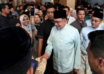 Anwar Ibrahim beramah mesra dengan peserta Majlis Persidangan Antarabangsa Zakat Pulau Pinang 2024 di Dewan Tuanku Syed Putra, Universiti Sains Malaysia, semalam. – UTUSAN/ IQBAL HAMDAN