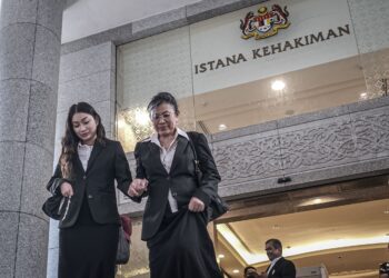 NIK Elin Zurina Nik Abdul Rashid dan anaknya, Tengku Yasmin Nastasha Tengku Abdul Rahman keluar dari Mahkamah Persekutuan Putrajaya. -UTUSAN/FAIZ ALIF ZUBIR