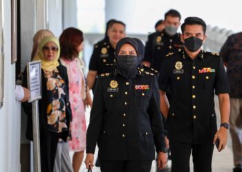 Nur Aida Arifin (tengah) hadir di Mahkamah Tinggi Kuala Lumpur bagi memberi keterangan pada perbicaraan kes penyelewengan dana 1MDB, hari ini. UTUSAN/SHIDDIEQIIN ZON