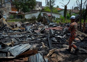 DUA buah rumah hangus terbakar dalam kejadian di Lorong Zakaria, Jalan Alor Gajah, Melaka semalam. - UTUSAN/SYAFEEQ AHMAD