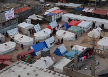 PENDUDUK Gaza berlindung di khemah-khemah sementara di Rafah, selatan Gaza yang kini menjadi sasaran serangan tentera Israel. - AFP