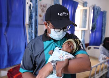 AZFAR Abdullah mendukung salah seorang bayi yang mengalami masalah nutrisi semasa melawat salah sebuah hospital di Marib, Yemen.