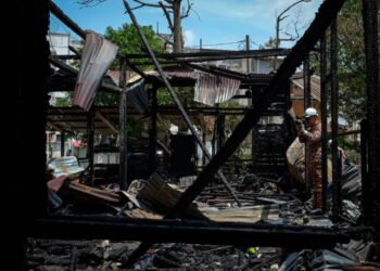 DUA buah rumah hangus terbakar dalam kejadian di Lorong Zakaria, Jalan Alor Gajah, Melaka semalam. 
– UTUSAN/SYAFEEQ AHMAD