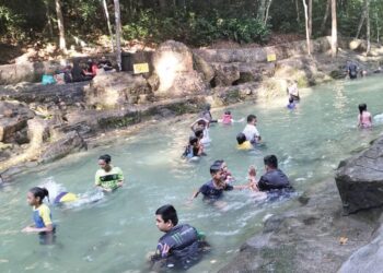 ORANG ramai tidak melepaskan peluang menyejukkan badan ketika cuaca panas dengan mengunjungi Taman Rimba Teluk Bahang di Balik Pulau, Pulau Pinang semalam.