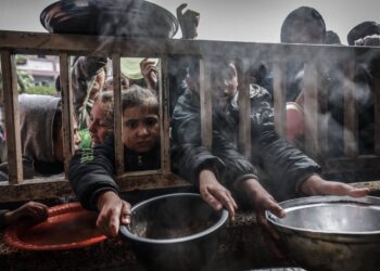 Kanak-kanak menunggu agihan makanan di kawasan sekolah di Rafah, Palestin semalam. -AFP