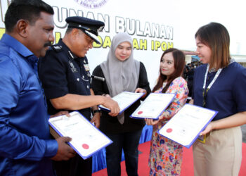 YAHAYA Hassan (dua dari kiri) bersama wakil media yang menerima sijil penghargaan pada Perhimpunan Bulanan Ketua Polis Daerah Ipoh di sini hari ini. - UTUSAN