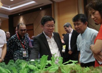 CHOW Kon Yeow (tengah) hadir pada Persidangan Pertanian Pintar dan Pengilangan Makanan: Membangun Masa Depan Mampan di Seberang Jaya, hari ini. - UTUSAN/IQBAL HAMDAN