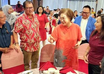 CHRISTINA Liew (dua kanan) beramah mesra dengan pengamal media yang hadir pada majlis makan tengah hari di Kota Kinabalu, semalam.