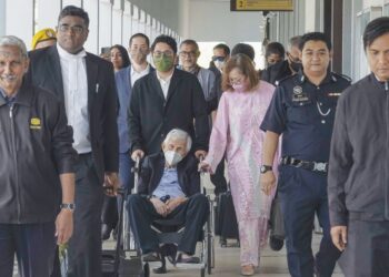 DAIM Zainuddin (berkerusi roda) bersama Na'imah Abdul Khalid semasa hadir di Kompleks Mahkamah Kuala Lumpur pada 29 Januari lalu. - UTUSAN/AMIR KHALID