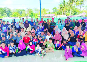 AHLI Persatuan Dayak Muslim Cawangan Kluang bergambar beramai-ramai di Kompleks Yayasan Kebajikan Islam Kluang.