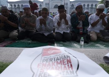 PESERTA Himpunan Selamatkan Syariah kekal berhimpun di Kompleks Perbadanan Putrajaya sambil bermunajat. - UTUSAN/FAIZ ALIF ZUBIR