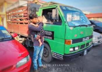 LELAKI etnik Rohingya ditahan bersama anaknya oleh JPJ di Kota Bharu, Kelantan hari ini.-IHSAN JPJ