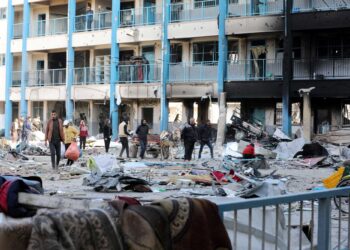 SEBUAH sekolah dikendalikan Agensi Kerja dan Bantuan PBB untuk Pelarian Palestin (UNRWA) yang menjadi tempat perlindungan turut musnah dibom rejim Zionis di kejiranan Rimal, Gaza. - AFP