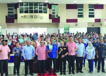 AMINUDDIN Harun bergambar bersama penjawat awam pada Majlis Perhimpunan Jabatan Daerah Tampin di Negeri Sembilan. -UTUSAN/NOR AINNA HAMZAH