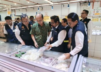 NGWE Hee Sem (tengah) melihat pelbagai jenis bungkusan sejuk beku yang didapati tiada pelabelan sewaktu Op TBC di sebuah pasar raya di Batu Berendam, Melaka. - UTUSAN/AMRAN MULUP