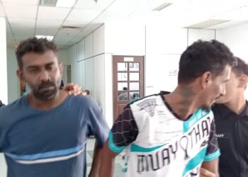 K. SIVANATHAN (dua dari Kiri) dan S. Lohes didenda RM500 oleh Mahkamah Majistret Johor Bahru selepas mengaku bersalah bergaduh di sebuah restoran di Taman Impian Emas, Skudai.