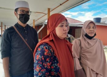 NURUL QUYYUM Darwis(dua dari kiri) ketika ditemui di Unit Forensik Hospital Kota Tinggi.