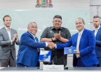 AB. RAUF Yusoh (tengah) menyaksikan Majlis Menandatangani MoU antara MICTSB dan GPH di Seri Negeri, Ayer Keroh, Melaka.