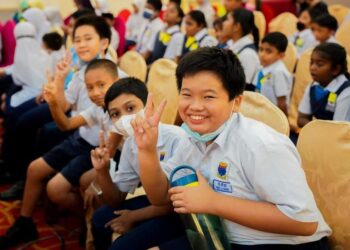 KEGEMBIRAAN murid-murid ketika Majlis Penyerahan Bantuan Persekolahan Sekolah Rendah 2024 di sebuah hotel di Ayer Keroh, Melaka.