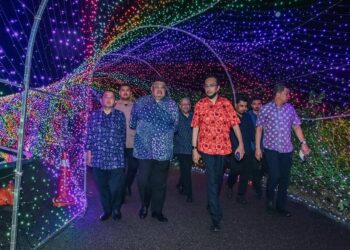 AMMAR Abd. Ghapar (kiri) dan Ketua Menteri Melaka, Datuk Seri Ab. Rauf Yusoh (dua dari kiri) melakukan tinjauan pada Majlis Penganugerahan MBOR di Melaka Wonderland Theme Park and Resort, Ayer Keroh, Melaka.