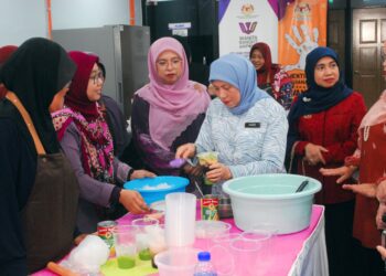 NANCY Shukri menyediakan cendol sewaktu lawatan kerja sempena sambutan Hari Wanita Antarabangsa 2024 di Bandar Baru, Jasin, Melaka. - UTUSAN/AMRAN MULUP