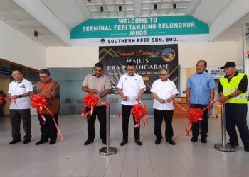 K. RAVEN KUMAR (tiga dari kiri) bersama Mohd. Hairi Mad Shah (empat dari kanan) memotong riben sebagai simbolik merasmikan Majlis Ulang Tahun Pertama dan Pra Pelancaran Terminal Feri Tanjung Belungkor di Kota Tinggi.