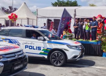 M. KUMAR (empat dari kanan) pelepaskan kenderaan polis yang menyertai OP Selamat Ke-21 sempena Tahun Baharu Cina di Plaza Tol Kempas (aràh Utara) di Johor Bahru.