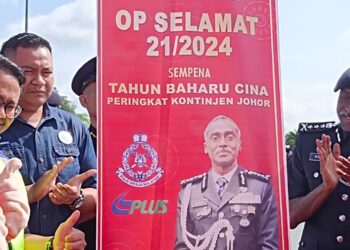 M. KUMAR (kanan) bergambar selepas melancarkan Op Selamat Ke-21/2024 sempena sambutan Tahun Baharu Cina di Plaza Tol Kempas (aràh Utara) di Johor Bahru.