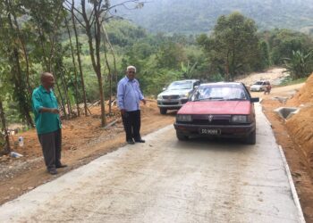 ABDUL  Hadi Awang Kechil (kiri) sedang meninjau pembinaan jalan sementara ke Kampung Janggut Seberang, Jeli, Kelantan. UTUSAN/ROSMIZAN RESDI