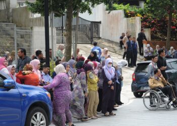 KAKITANGAN MBJB diarah berkumpul di luar bangunan apabila menerima panggilan ancaman bom di Menara MBJB, Johor Bahru.