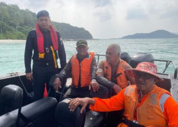 TIGA pemancing diselamatkan Pasukan Polis Marin Wilayah 2 Mersing selepas bot rosak ketika memancing di perairan Pulau Hujung.