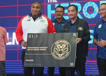 ONN HAFIZ Ghazi (dua dari kanan) menyampaikan kad The Heroes kepada jaguh tinju kelahiran Johor, Mohd. Farkhan Mohd. Haron pada Majlis Countdown Sukma Johor 2024: The Next Chapter di Pusat Akuatik MBJB, Arena Larkin di Johor Bahru.