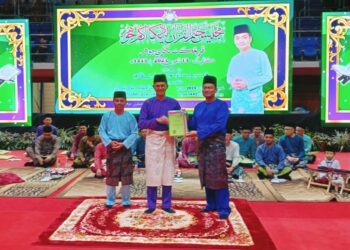 MOHD. FARED Mohd. Khalid (tengah) menyampaikan sijil penghargaan kepada Pegawai Pendidikan Agama Islam setiap daerah pada Majlis Khatam al-Quran Tadika Agama Johor Ke-13 di Stadium Arena Kompleks Sukan Educity, Iskandar Puteri.