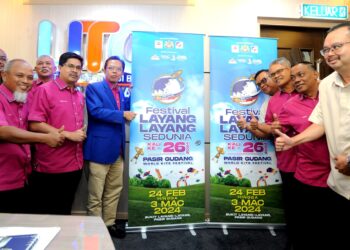 A. RAHIM Nin (tiga dari kiri) bersama ahli Persatuan Pelayang Johor menunjukkan gegantung Festival Layang-Layang Sedunia Pasir Gudang Ke-26 di UTC, Pusat Bandar Pasir Gudang, Johor Bahru.