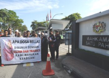 AHLI keluarga arwah Bella mengikuti perkembangan perbicaraan kes pembunuhannya di Mahkamah Majistret Batu Pahat semalam.