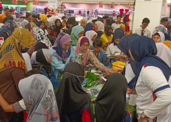 IBU bapa memilih pakaian seragam sekolah bagi anak-anak mereka dalam Program UDA Cares, Back To School 2024 di Angsana Johor Bahru Mall, Johor Bahru.