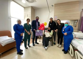 AZZAN Jamaludin (tiga dari kanan) bersama bayi dan isterinya bergambar bersama-sama dengan kakitangan KPJ Bandar Dato’ Onn, Johor Bahru.