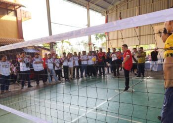 AHMAD Jazlan Yaakob (tengah) menunjukan kemahiran sebagai tekong semasa melakukan gimik Kejohanan Liga Sepak Takraw Piala Datuk Ahmad Jazlan di Machang, Kelantan hari ini-UTUSAN/YATIMIN ABDULLAH